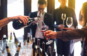 ep botellas y copas de vino en una cata