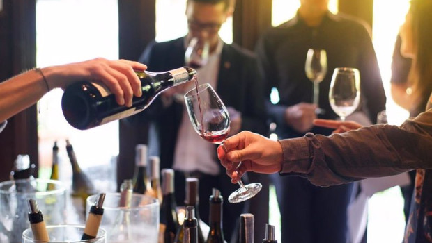 ep botellas y copas de vino en una cata