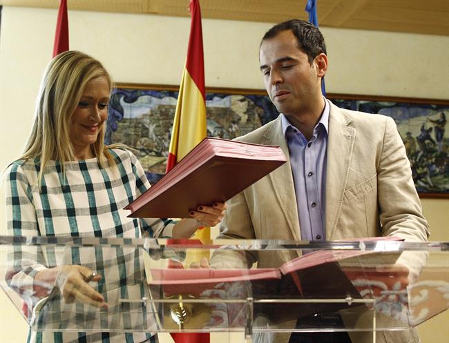 Cristina Cifuentes e Ignacio Aguado tras la firma del acuerdo | EUROPA PRESS - Archivo ep cristina cifuentes e ignacio aguadola firmaacuerdo 20180405190602