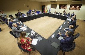 ep detalle de la mesa durante la reunion de la junta de andalucia y el gobierno de espana para