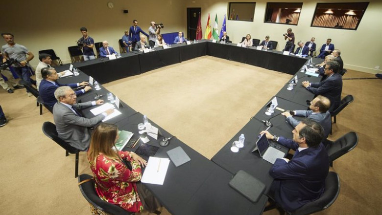Detalle de la mesa durante la reunión de la Junta de Andalucía y el Gobierno de España para abordar el futuro de la multinacional Abengoa en el Palacio de Congresos, a 4 de julio de 2022 en Sevilla (Andalucía, España) | Joaquin Corchero - Europa Press ep detalle de la mesa durante la reunion de la junta de andalucia y el gobierno de espana para