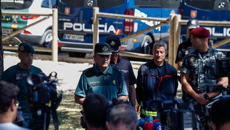 El Comandante de la Guardia Civil, José Sierra (2i), el comisario jefe de la UDYCO, José Antonio Rodríguez (3i) y el jefe del dispositivo de Bomberos que está trabajando en la búsqueda (4i), en rueda de prensa ante los medios de comunicación, para informa | Óscar J.Barroso - Europa Press ep el comandante de la guardia civil jose sierra 2i el comisario jefe de la udyco jose antonio