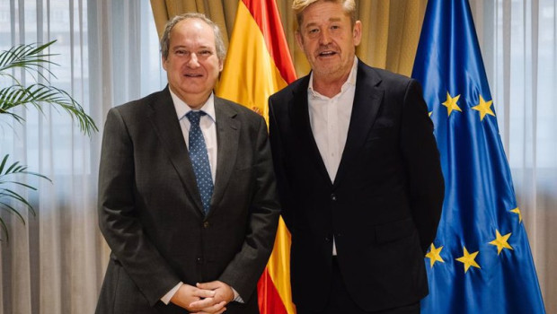 ep el ministro de industria y turismo jordi hereu junto al presidente de la asociacion espanola de