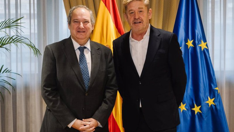 El ministro de Industria y Turismo, Jordi Hereu, junto al presidente de la Asociación Española de Fabricantes de Automóviles Y Camiones (Anfac), Wayne Griffiths. | DAVID LOPEZ VILLALTA ep el ministro de industria y turismo jordi hereu junto al presidente de la asociacion espanola de