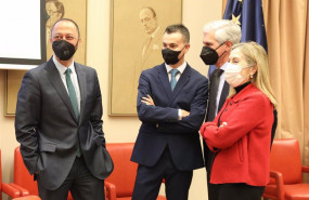 ep el portavoz del psoe en el congreso hector gomez centro conversa con los vicepresidentes del