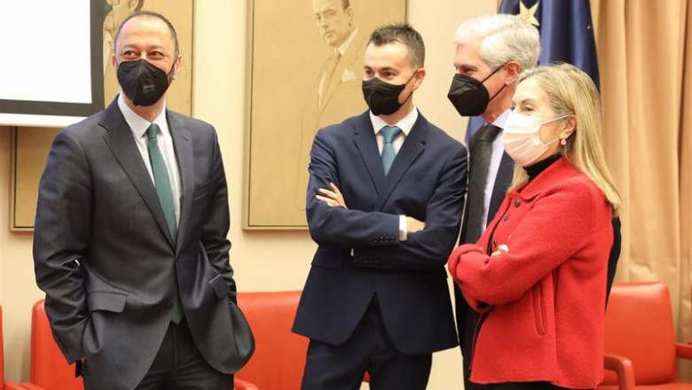 El portavoz del PSOE en el Congreso, Héctor Gómez (centro), conversa con los vicepresidentes del Congreso, Alfonso Rodríguez Gómez de Celis (izq.) y Ana Pastor, y el secretario cuarto, Adolfo Suárez Illana | Marta Fernández Jara - Europa Press ep el portavoz del psoe en el congreso hector gomez centro conversa con los vicepresidentes del
