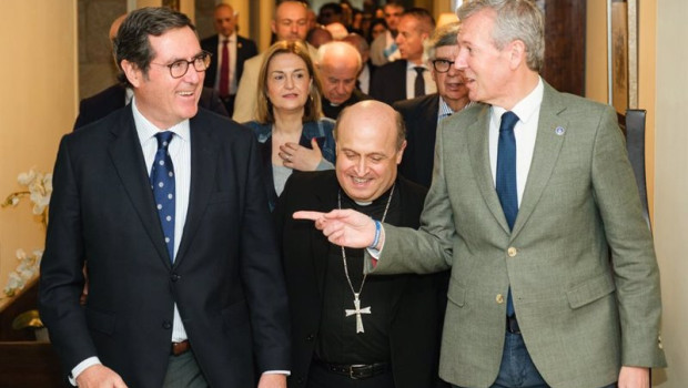 ep el presidente de la ceoe antonio garamendi el arzobispo de santiago francisco jose prieto y el