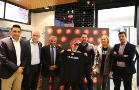 ep grupo telepizza incorpora a una nueva jugadora de laliga genuine santander en una de sus tiendas