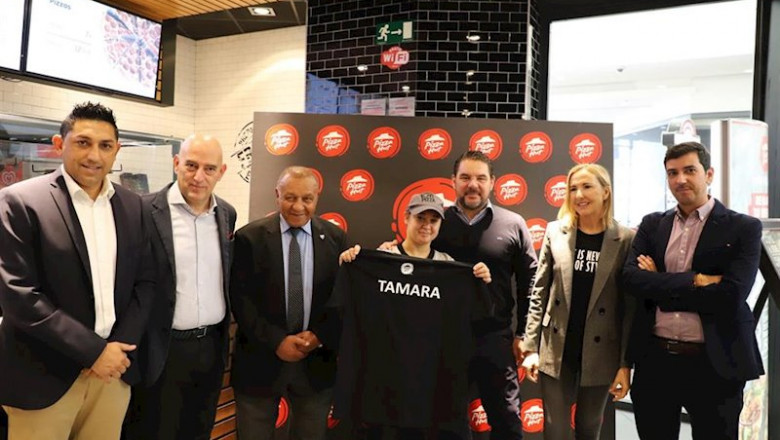 ep grupo telepizza incorpora a una nueva jugadora de laliga genuine santander en una de sus tiendas