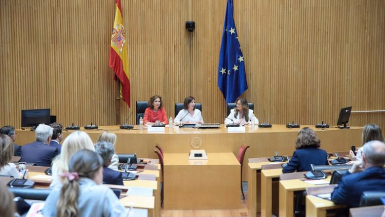 (I-D) La vicepresidenta primera y ministra de Hacienda, María Jesús Montero, la presidenta del Congreso, Francina Armengol, y la presidenta de la Asociación Retail Textil de Espala, Ana López-Casero | Jesús Hellín - Europa Press ep i d la vicepresidenta primera y ministra de hacienda maria jesus montero la presidenta del