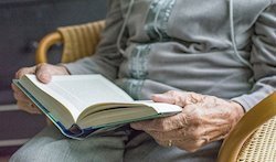 ep imagen de archivo de un anciano leyendo un libro en una residencia