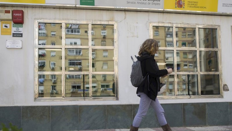 María José López - Europa Press ep imagenes de recurso tras los datos del paro de febrero una mujer sale de una oficina de empleo en