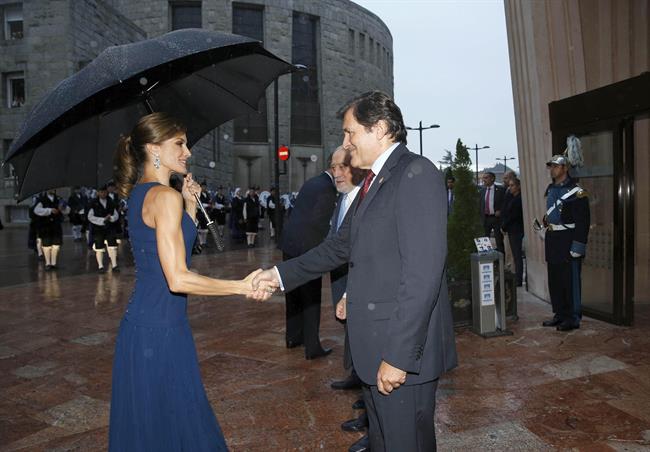 Javier Fernández saluda a la reina Letizia a su llegada a Oviedo. | PRINCIPADO ep javier fernandez saludala reina letiziasu llegadaoviedo