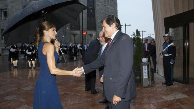 ep javier fernandez saludala reina letiziasu llegadaoviedo