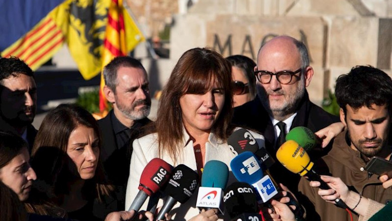 La portavoz del Grupo Junts per Catalunya en el Congreso de los Diputados, Laura Borràs, realiza una declaración ante los medios de comunicación durante la ofrenda floral a la tumba de Francesc Macià, en Montjuic (Barcelona) a 25 de diciembre de 2019. | Pau Venteo - Europa Press ep la portavoz del grupo junts per catalunya en el congreso de los diputados laura borrs realiza una