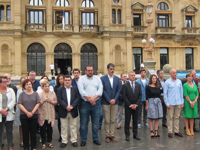 Lehendakari y autoridades en la concentración en San Sebastián. | EUROPA PRESS ep lehendakariautoridadesla concentracionsan sebastian