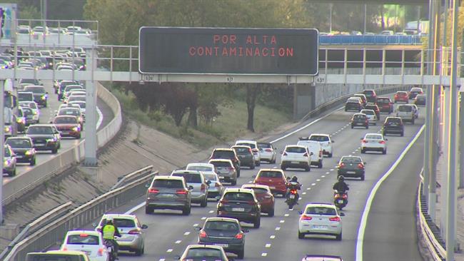 Cartel luminoso en la M-30 de Madrid con el que se avisa de las limitaciones de velocidad por la alta contaminación. | EUROPAPRESS ep madrid activa protocolo contaminacionlimita velocidad m-30