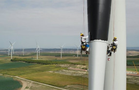 ep operarios pintan de negro un aerogenerador