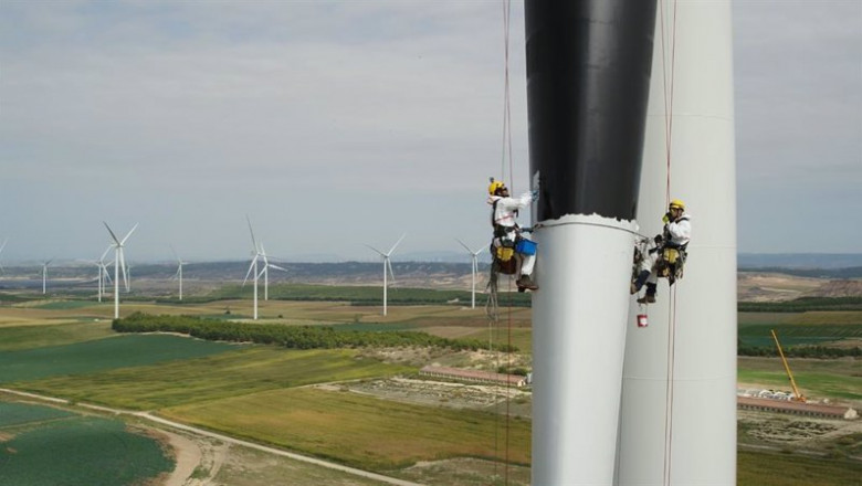 OPERARIOS PINTAN DE NEGRO UN AEROGENERADOR | IBERDROLA ep operarios pintan de negro un aerogenerador
