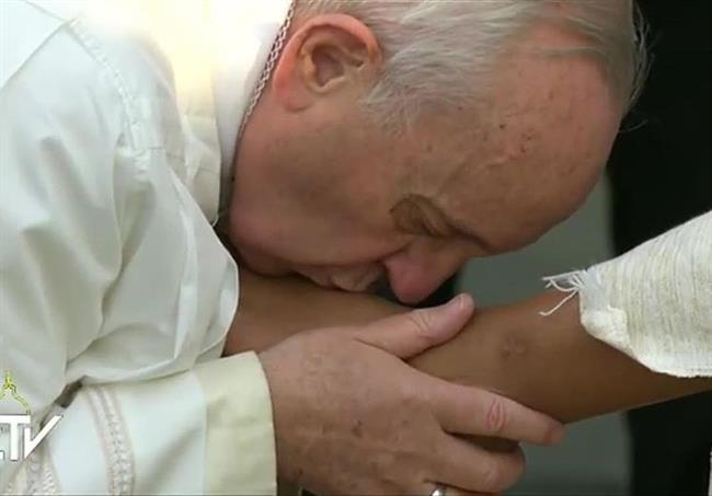 El Papa Francisco lava los pies a refugiados en la Semana Santa de 2016 | INSTAGRAM ep papa francisco lavapiesrefugiadosla semana santa2016