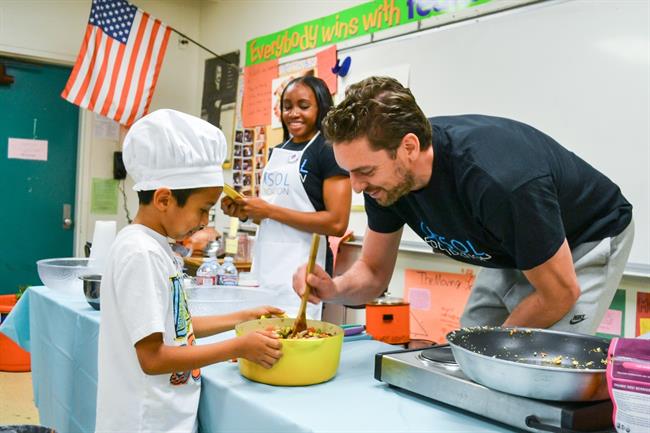 Pau Gasol en una campaña de su fundación | GASOL FOUNDATION ep pau gasoluna campanasu fundacion
