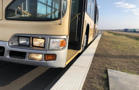 ep proyecto de nuevos bordillos para facilitar el ascenso y descenso en los autobuses en los juegos