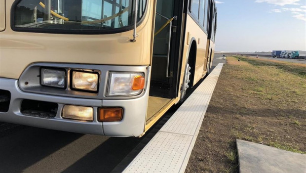 ep proyecto de nuevos bordillos para facilitar el ascenso y descenso en los autobuses en los juegos