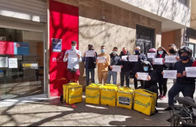 ep repartidores haciendo cola en las oficinas de empleo para protestar por la ley rider en valencia