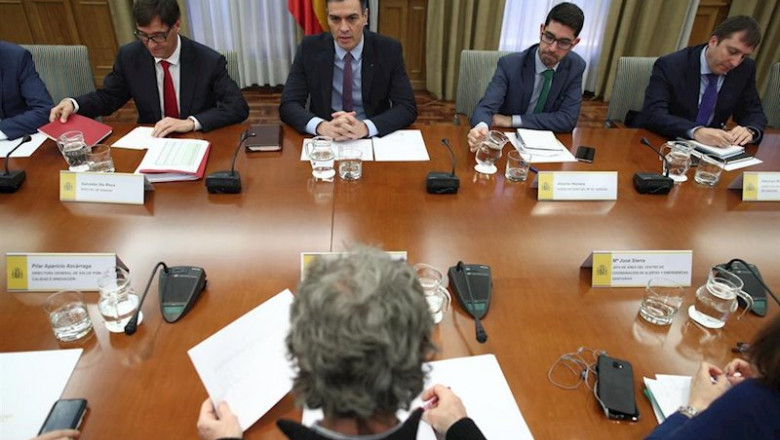 Salvador Illa (1i), habla con Pedro Sánchez (2i), acompañados de Fernando Simón (frente a Sánchez), durante el comité de evaluación y seguimiento del coronavirus en Madrid, (España), a 11 de marzo de 2020. | Eduardo Parra - Europa Press ep salvador illa 1i habla con pedro sanchez 2i acompanados de fernando simon frente a sanchez