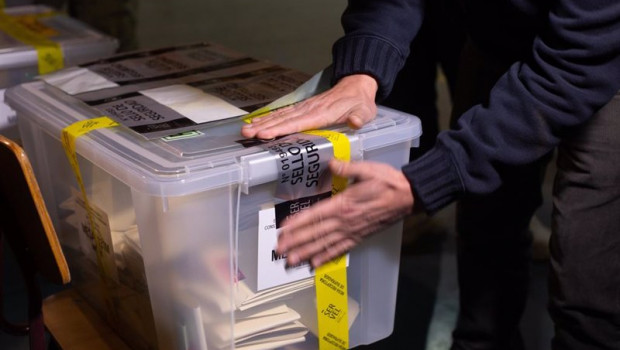 ep sellado de urnas de votos en chile