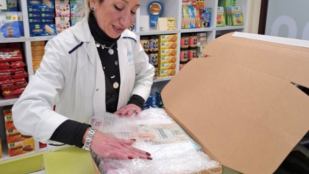 ep trabajadora preparando pedido online de galletas gullon