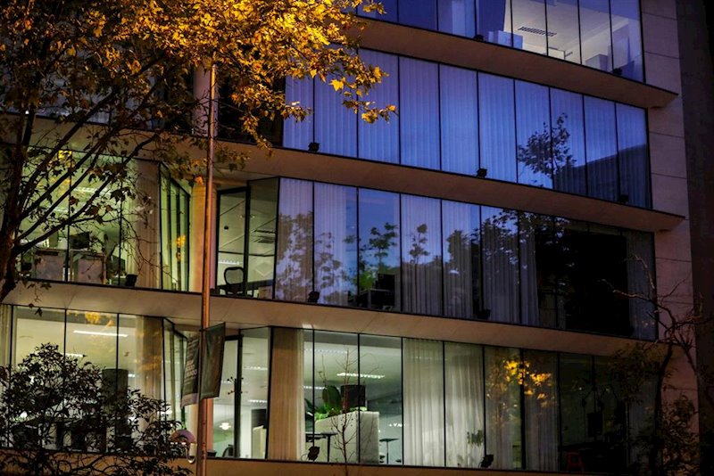 ep un edificio de oficinas con las luces encendidas en madrid a 23 de octubre de 2019