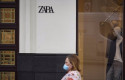 ep una mujer pasa junto a una tienda zara