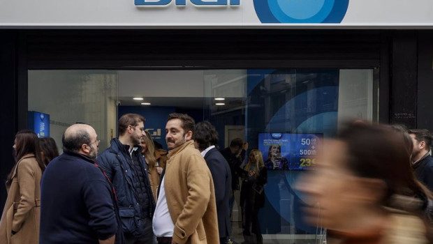 ep varias personas durante la inauguracion de la primera tienda a nivel nacional de digi a 23 de