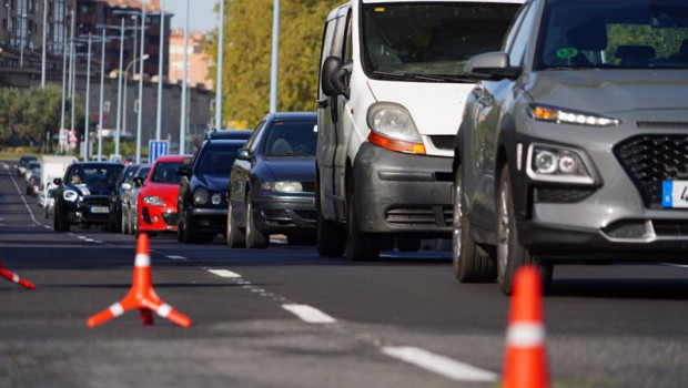 ep varios coches esperan a pasar un control de movilidad por le confinamiento