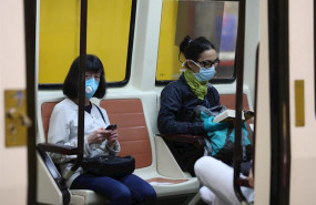 ep varios pasajeros viajan dentro de un tren de metro de madrid el mismo dia de la presentacion de