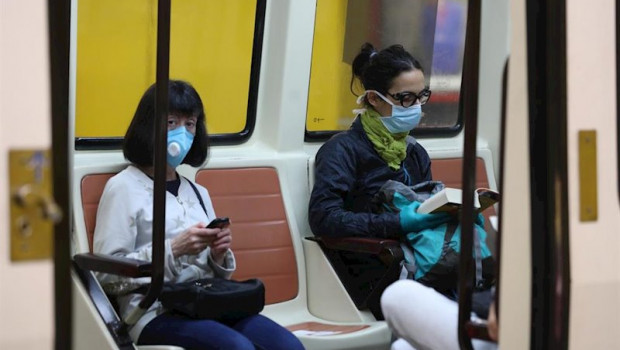 ep varios pasajeros viajan dentro de un tren de metro de madrid el mismo dia de la presentacion de