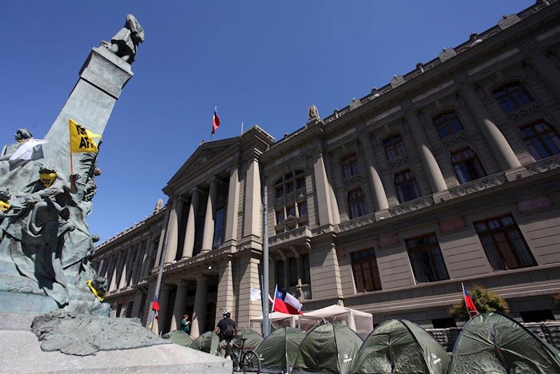 ep acampada de protesta frente al congreso y el palacio de tribunales de santiago de chile