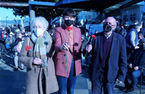 ep acto homenaje a castelao ante su estatua en rianxo a coruna con la portavoz nacional del bng