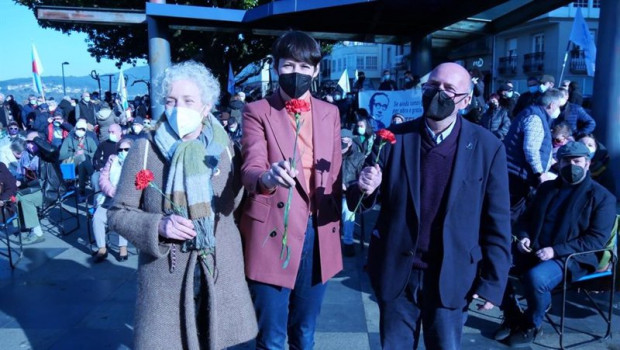 ep acto homenaje a castelao ante su estatua en rianxo a coruna con la portavoz nacional del bng