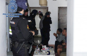 ep agentes de policia en una vivienda con inmigrantes