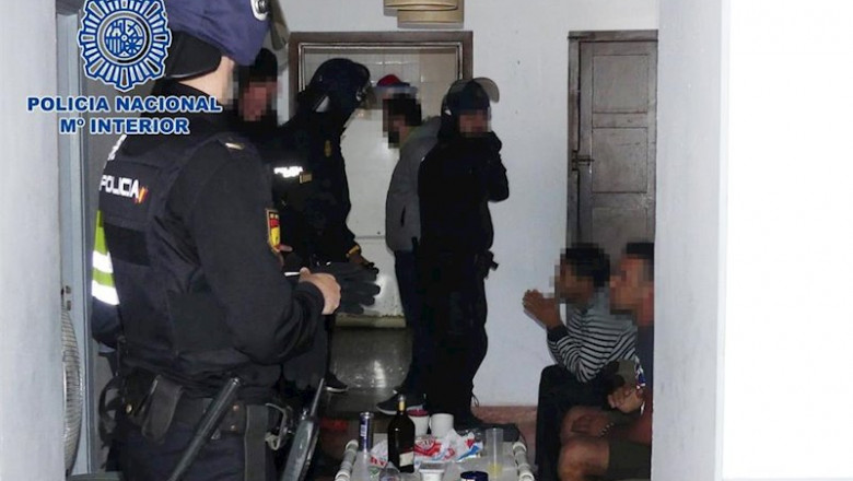 Agentes de policía en una vivienda con inmigrantes | POLICÍA NACIONAL - Archivo ep agentes de policia en una vivienda con inmigrantes