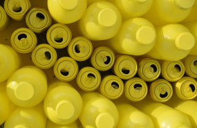 ep archivo   detalle del mosaico gigante de latas y botellas de plastico