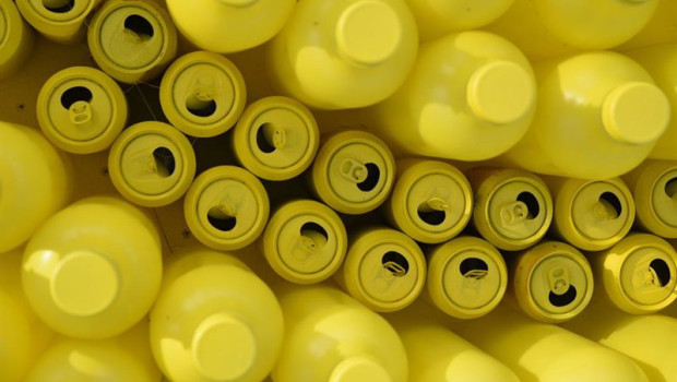 ep archivo   detalle del mosaico gigante de latas y botellas de plastico