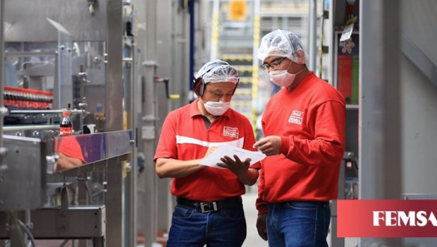 ep archivo   dos trabajadores de coca cola femsa