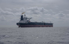 ep archivo   el buque anshun ii con las defensas yokohama preparadas y las tuberias conectadas para