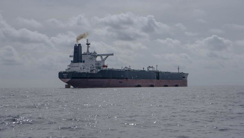 ep archivo   el buque anshun ii con las defensas yokohama preparadas y las tuberias conectadas para