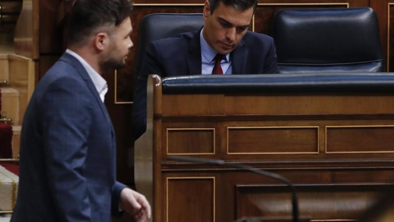 ep archivo   el portavoz de erc en el congreso gabriel rufian pasa junto al presidente del gobierno