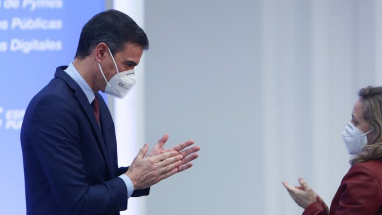 Archivo - El presidente del Gobierno, Pedro Sánchez, conversa con la vicepresidenta y ministra de Asuntos Económicos y Transformación Digital, Nadia Calviño, en el acto de presentación de los Planes de Digitalización de Pymes, Competencias Digitales y Dig | EUROPA PRESS/R.Rubio.POOL - Europa Press - Archivo ep archivo el presidente del gobierno pedro sanchez conversa con la vicepresidenta y ministra de