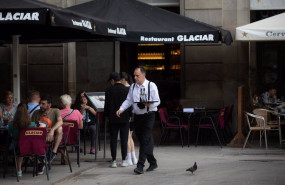 ep archivo   un camarero sostiene una bandeja en la plaza real de barcelona en barcelona catalunya